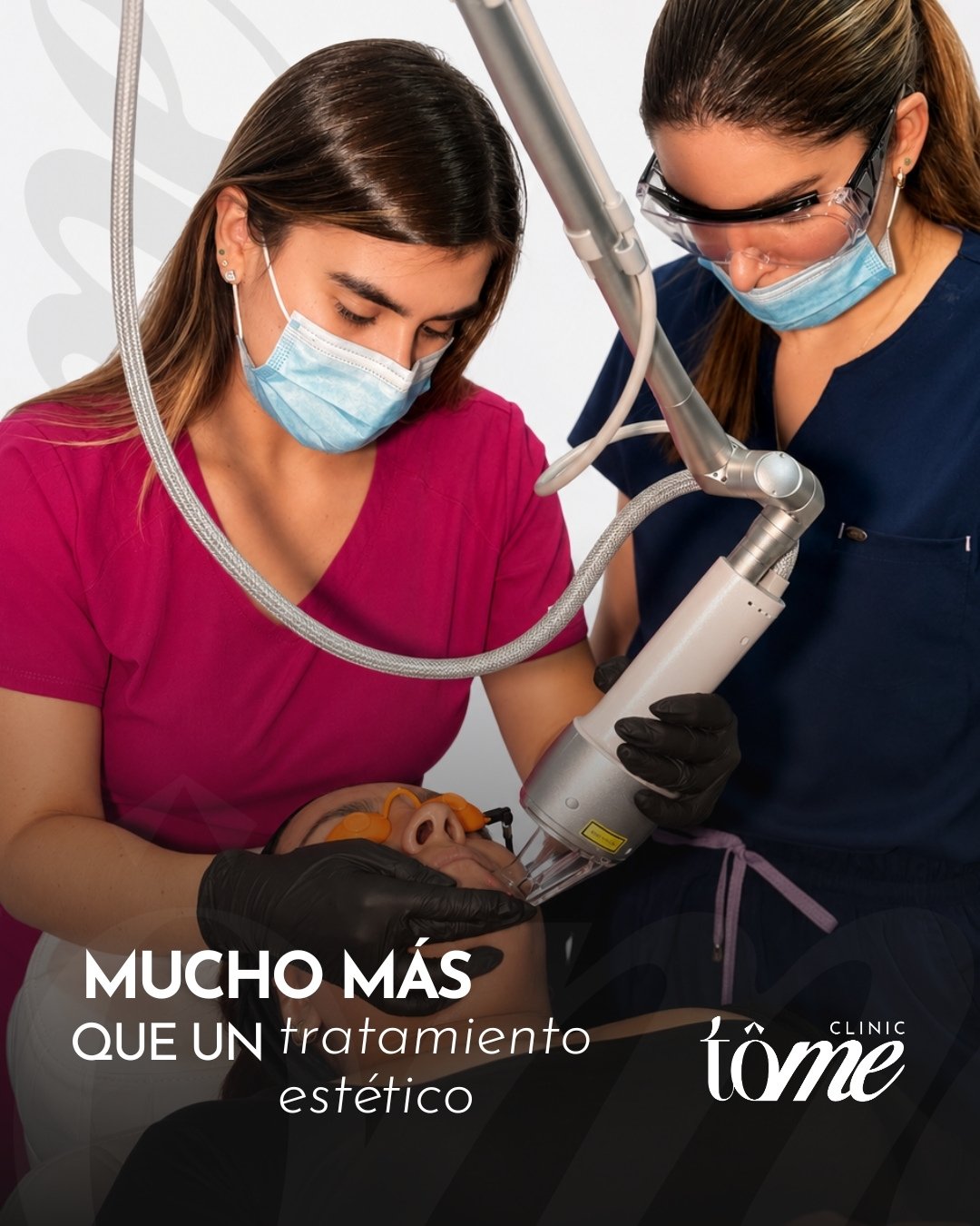 Equipo médico de Tôme Clinic durante un procedimiento facial con láser